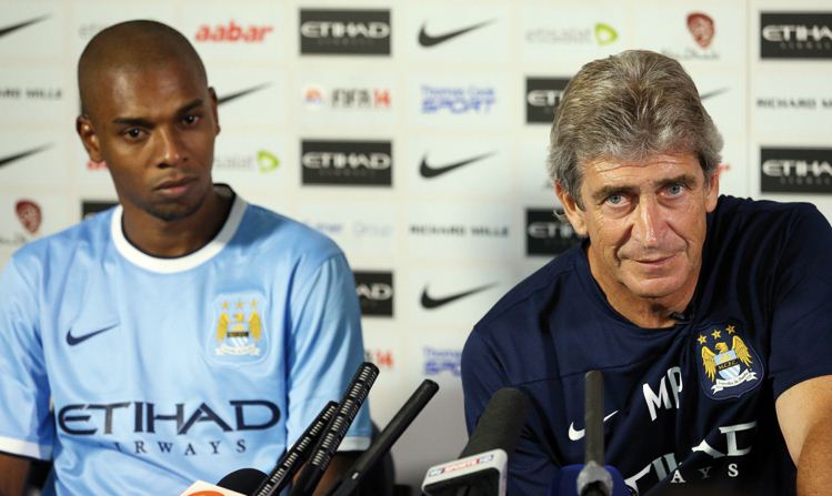 fernandinho signs manchester city