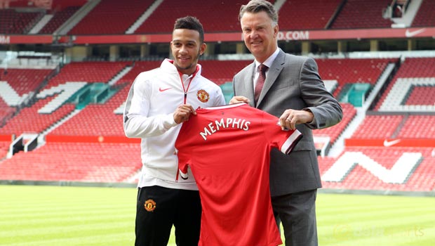 Memphis Depay and Louis Van Gaal Man Utd