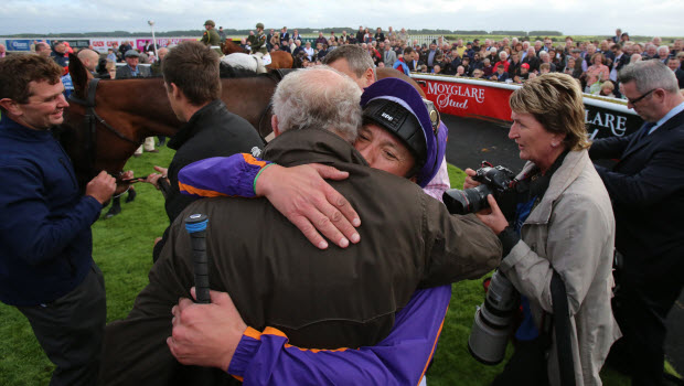 Wicklow-Braves jockey-Frankie-Dettori-hugs-trainer-Willie-Mullins